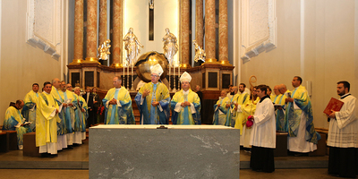 Bei der Festmesse: Pfarrer Željko Odobašić, Diözesanbischof Ägidius J. Zsifkovics und Festprediger Bischof Petar Palić (v.l.n.r.) 