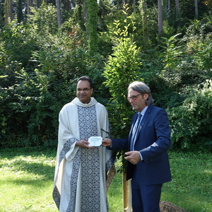 Pater Kuruvila  mit Bürgermeister Gerhard Hutter                   