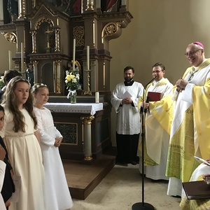 Bischof Zsifkovics wird von den Erstkommunionskindern der Pfarre herzlich begrüßt 