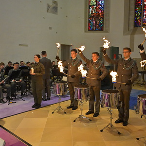 Im Altarraum. Mitglieder der Militärmusik Burgenland mit dem Martinsfeuer.