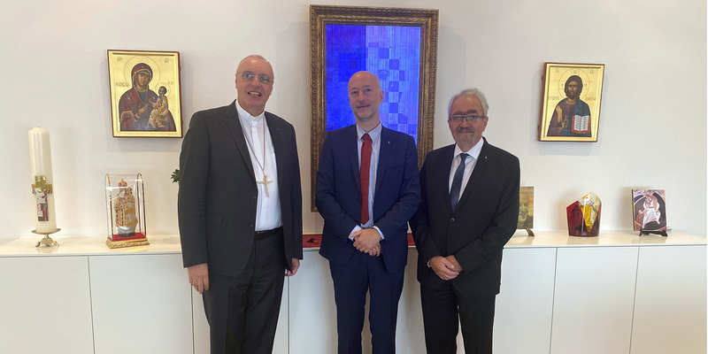 Vergangene Woche trafen sich der neue Superintendent Robert Jonischkeit (mitte) und sein Vorgänger Manfred Koch (rechts) mit Diözesanbischof Ägidius J. Zsifkovics im Eisenstädter Bischofshof zum Gespräch