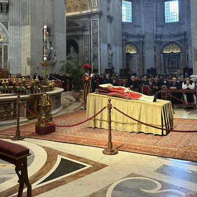 Diözesanbischof Ägidius J. Zsifkovics nahm Abschied von Papst Benedikt XVI. in Rom. Bis 4. Jänner 2023 war die Aufbahrung im Petersdom. Am 5. Jänner 2023 fand das Begräbnis statt.