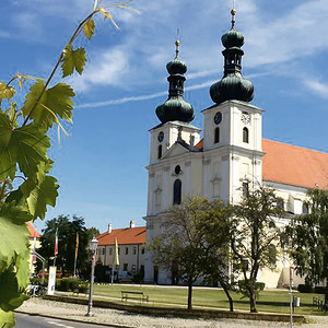 Die Basilika Frauenkirchen gilt als Wahrzeichen des Heidebodens und Pilgerzentrum.