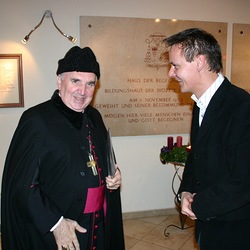 Chefredakteur Werner Ramszl begrüßt Ehrengast Bischof Iby. 