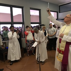 Bischof Zsifkovics segnet die neue Fakultätsmensa
