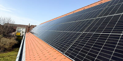 Photovoltaikanlage auf dem Dach des Pfarrheimes in Stinatz