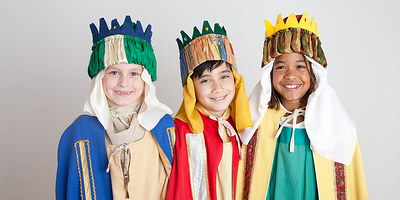 Wie einst die drei Weisen aus dem Morgenland bringen heute zahlreiche Kinder und Jugendliche die Frohbotschaft und den Neujahrssegen in die Häuser und unterstützen damit Menschen in Armutsregionen.