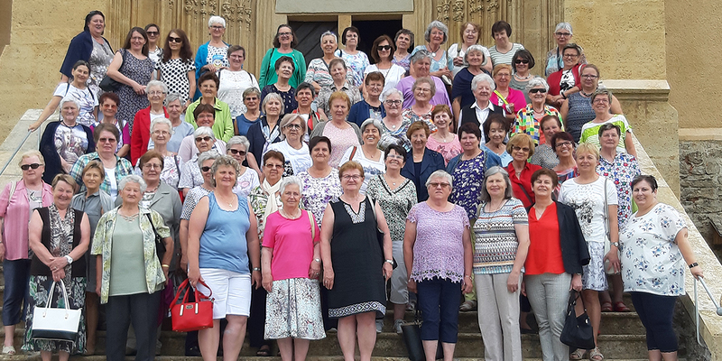 Die Teilnehmerinnen der Frauenfahrt nach dem Gottesdienst in der Wallfahrtskirche Mariä Geburt in Pöllauberg 