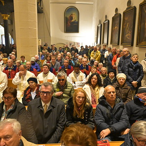 Zahlreiche Gläubige im Martinsdom.