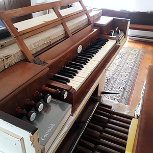 Blick auf die Traktur im Unterbau der Orgel