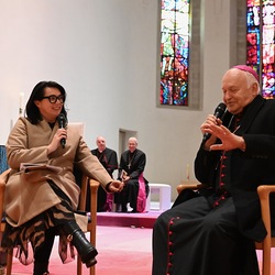 Erzbischof Ladislav Német im Gespräch mit Melanie Balaskovics