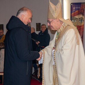 Diözesanbischof Ägidius Zsifkovics bei der Angelobung von Hubert Händler, der 2026 den Johannes in der Rahmenhandlung darstellen wird. 