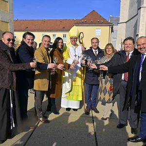 Gruppenfoto mit Bischof Ägidius J. Zsifkovics.
