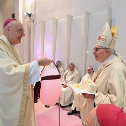 Diözesanbischof Zsifkovics überreichte dem Altbischof Geschenke zum Jubiläum.