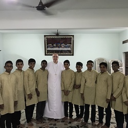 Interessanter Zufall: Zwei Bilder mit jeweils dreizehn Personen ...