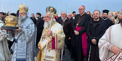 Der orthodoxe Erzbischof und alle anderen Bischöfe prozessierten mit dem Haupt des hl. Titus durch Heraklion umsäumt von zahlreichen Gläubigen.