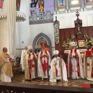 Der neue Bischof Jose Pulickal nimmt mit seiner Inthronisation die Diözese offiziell in Besitz (im Bild links von ihm mit weißer Mitra sein Vorgänger Mathew Arackal, im Hintergrund Bischof Zsifkovics)
