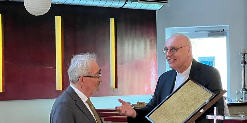 Bischof Ägidius Zsifkovics gratuliert dem ehem. Superintendenten Manfred Koch zu seinem 70. Geburtstag