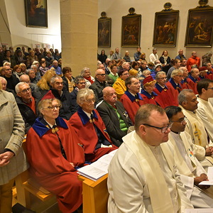 Zahlreiche Besucher:innen im Martinsdom.