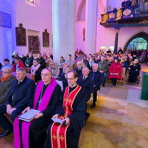 Blick in den vollen Martinsdom. Vorne Bischof Zsifkovics und Univ.-Prof. DDr. Thomas Mark Németh, Priester der Ukrainischen Griechisch-Katholischen Kirche
