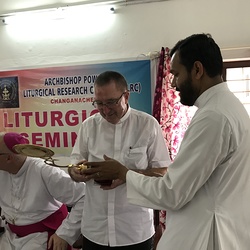 Dechantpfarrer Kanonikus Karl Hirtenfelder nimmt die Auszeichnung des renommierten Instituts dankbar entgegen