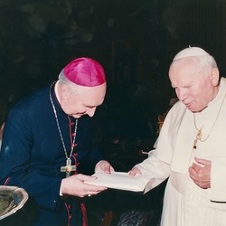Ad Limina Besuch der österreichischen Bischöfe vom 16. - 21. 11. 1998 in Rom - Bischof Paul Iby überreicht Johannes Paul II ein Geschenk