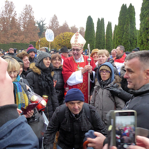 Gedenken, aber auch positives Weiterdenken: Bischof Zsifkovics fasziniert die Menschen mit seinem Optimismus