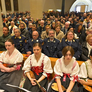Zahlreiche Gläubige im Martinsdom.