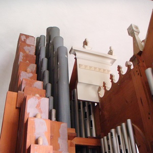 Nach oben offenes Orgelhäuse.