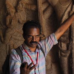 Fremdenführer Sudheer erläutert der burgenländischen Pilgergruppe profund die religiösen Hintergründe der hinduistischen Pallava-Kultur 