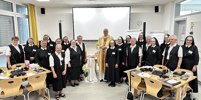 Bischof Ägidius J. Zsifkovics eröffnete das Generalkapitel mit den Schwestern aus der Slowakei, Ungarn, der 'amerikanischen Region' und Österreich.