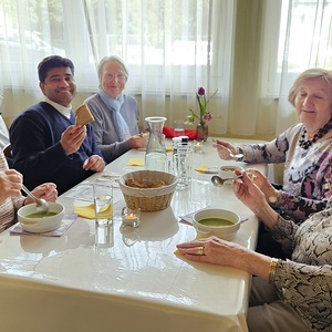 Pater Rijo mit Gästen