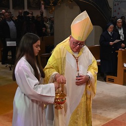 Kardinal Jean-Claude Hollerich segnet die Martinskipferl