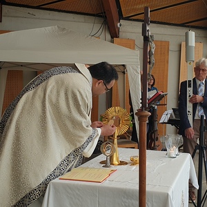 Pater Kuruvila - Prozessionsvorbereitung
