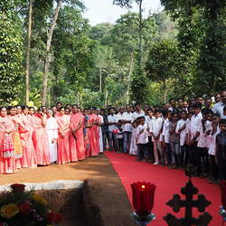 Gespannt blicken alle auf die Grube, in die der Grundstein gelegt werden wird