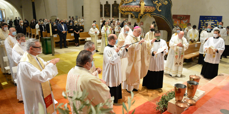 Diözesanbischof Zsifkovics mit seinen Mitbrüdern bei der Weihe der Heiligen Öle im Martinsdom im Kreise der Gläubigen.