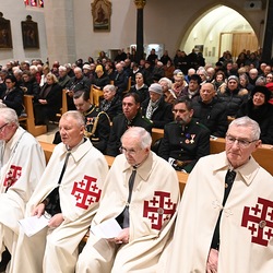 Ordensbrüder und Ordensdamen des Päpstlichen Ritterordens vom Heiligen Grab zu Jerusalem.