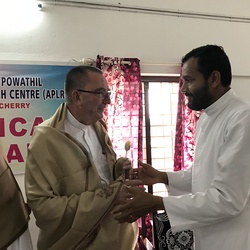 Eingewickelt in echte Freundschaft und Wertschätzung: Kanonikus Hirtenfelder erhält wie Bischof Zsifkovics  eine hohe Auszeichnung des APLR