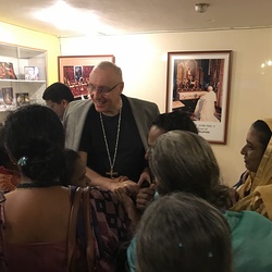 Großer Andrang auf den Bischof aus dem fernen Europa