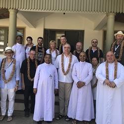 Treffen der Pilger mit ihren Gastgebern Mar Mathew Arackal, Diözesanbischof, und Mar Jose Pulickal, Weihbischof von Kanjirapally   