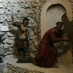 13. Station - Jesus trägt das schwere Kreuz