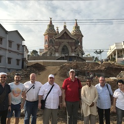 Vor der eingerüsteten neuen Kirche in Kumily. Ob die Fertigstellung bis zum Weihetermin in fünf Tagen gelingen wird?