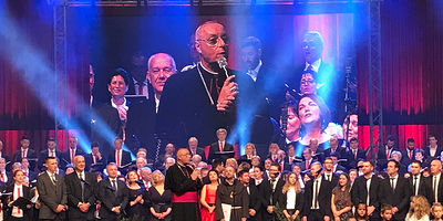 Das letzte Wort bzw. der letzte Ton eines denkwürdigen Abends liegt beim Initiatior selbst: Bischof Zsifkovics wird auf die Bühne gebeten und siingt live.