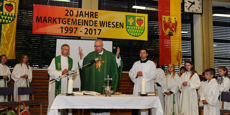 Pfarrer Michael Wüger, Pastoralamtsleiter der Diözese  Eisenstadt, und Diözesanbischof Ägidius Zsifkovics beim Festgottesdienst anlässlich '20 Jahre Marktgemeinde Wiesen'