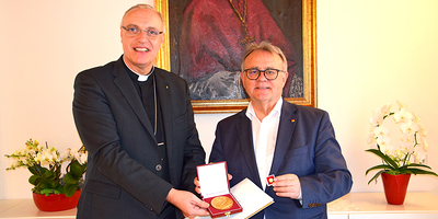 Mit großer Freude nahm Alt-Landeshauptmann Hans Niessl die höchste Auszeichnung der Diözese Eisenstadt aus den Händen von Bischof Zsifkovics entgegen