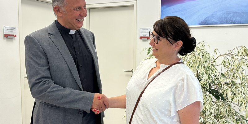 Krisztina Glavanics mit dem bisherigen Leiter Željko Odobašić