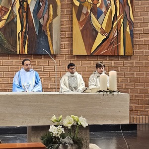 Hl. Messe zelebriert von Pater Kuruvila, Rijo und Dennis, - Lektor Pfarrgemeinderat Hermann Dittrich