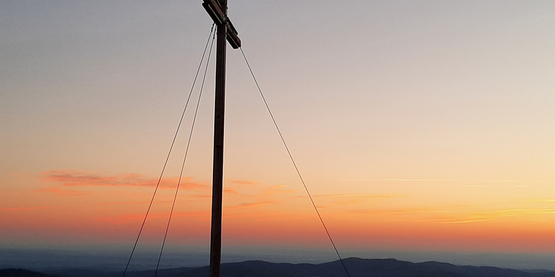 Gipfelkreuz bei Sonnenaufgang