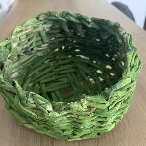 Werner / Werner So wie bei dieser Schale viele kleine Handgriffe nötig waren um sie entstehen zu lassen, sie zu einem Netz werden ließ und sie nun offen ist befüllt zu werden um daraus zu schöpfen und entnommen zu werden. Genauso ist es auch bei uns Menschen. Viele