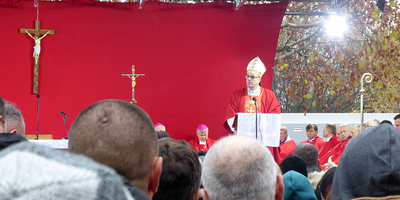 Eine Predigt wie auf einer Rasierklinge: Am Ort des Blutvergießens und bis heute bestehender Fronten findet Bischof Zsifkovics lichtvolle Worte der Hoffnung und Versöhnung 